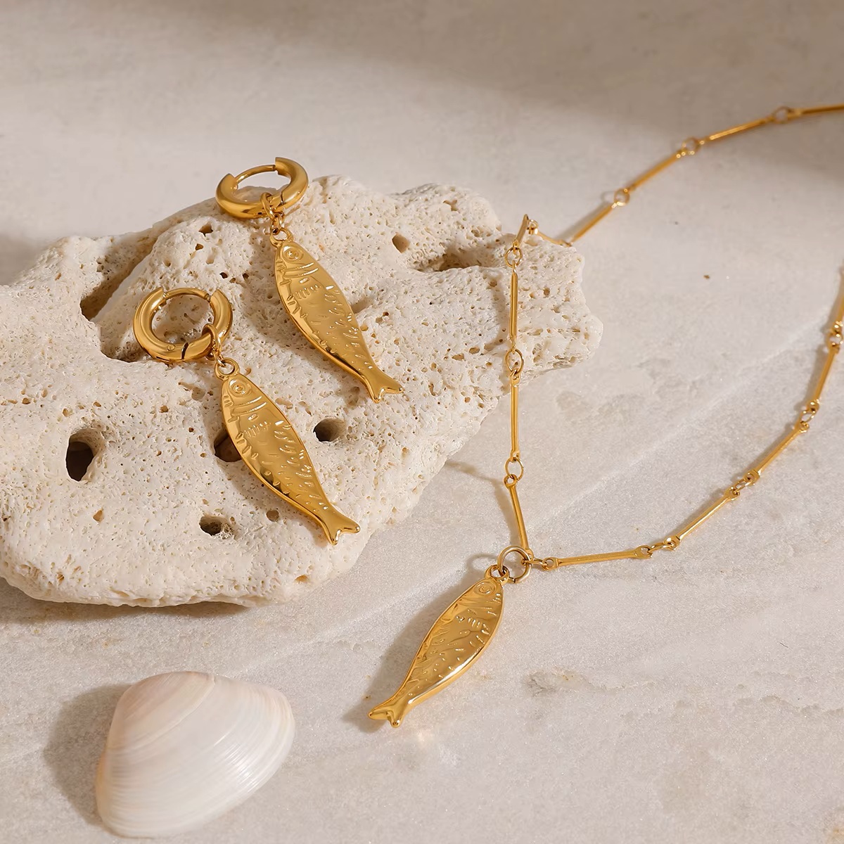 ELENYS Gold Fish — náhrdelník se zlatou rybkou a sladěné náušnice na kameni